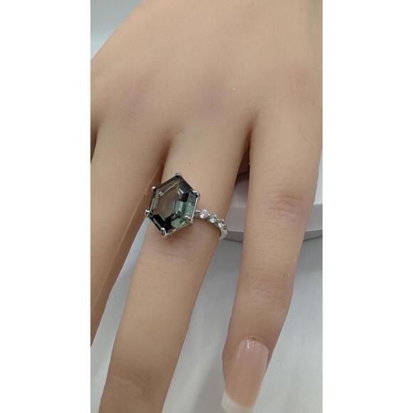 Elegant Hexagon Cut Silver Ring with Unique Stone Size 6 - Picture 2 of 9